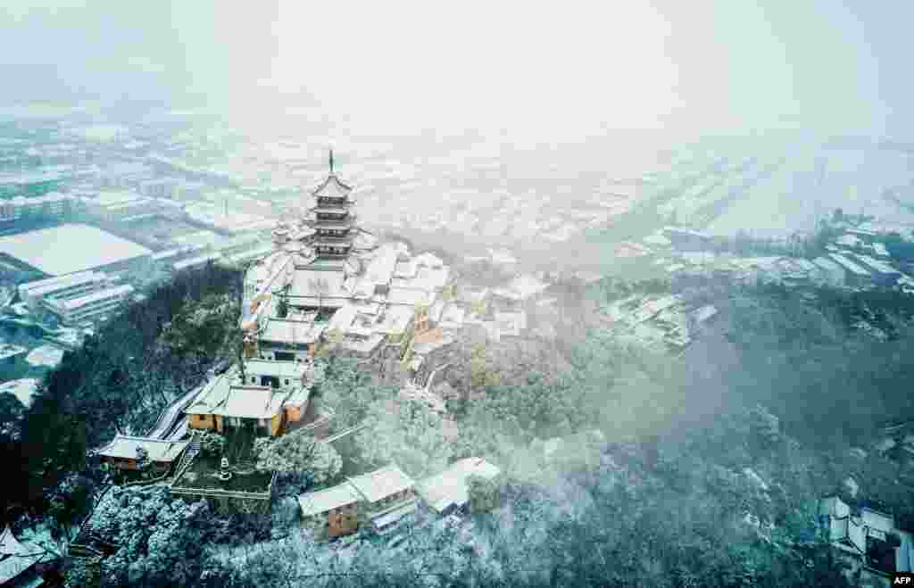 2018年1月25日，中国东部江苏省南通市南郊降雪后的狼山鸟瞰图。狼山是江苏省省级风景名胜区，国家AAAA级旅游区。