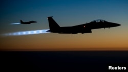 미 공군 F-15E 전투기가 시리아 공습 작전을 감행한 후 이라크 북부 상공을 날고 있다. 지난해 9월 미 공군이 공개한 사진. (자료사진)