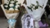 武汉疫情“吹哨人”李文亮医生因感染新冠病毒去世后武汉中心医院大门处的临时祭坛。（2020年2月7日）