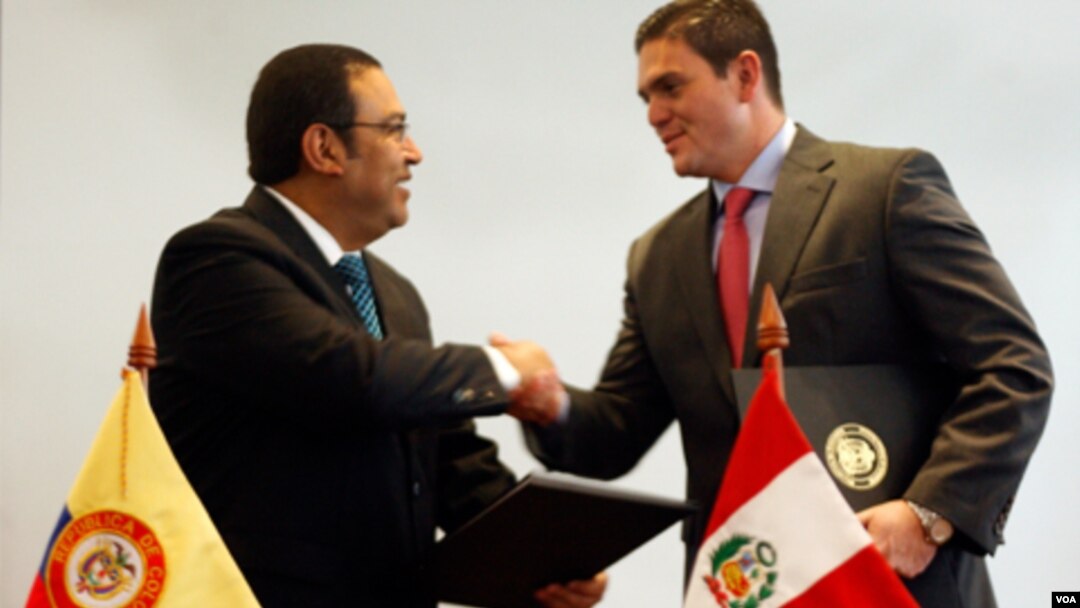 El ministro de Defensa colombiano (izquierda) le da la mano a su homólogo peruano durante una conferencia de prensa en Bogotá.