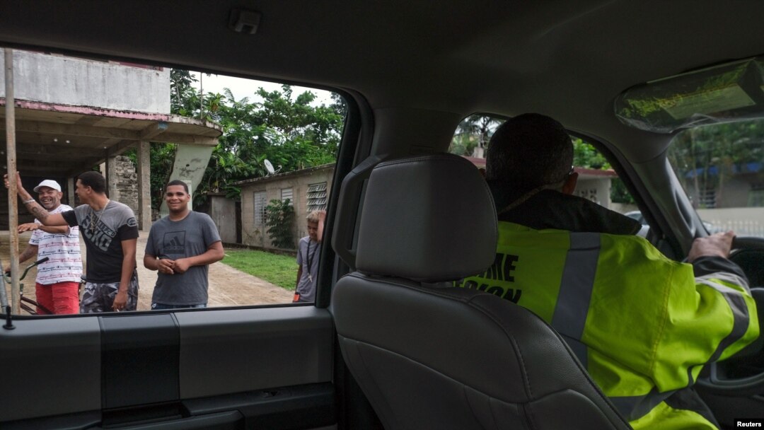 Equipos de manejo de emergencias de Canovanas visitan comunidades identificadas como de alto riesgo de inundación, a medida que el huracán Dorian se acerca al noreste de Puerto Rico.