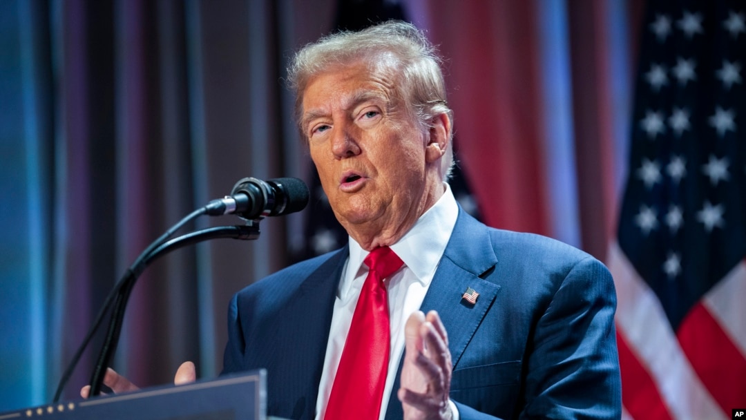 ARCHIVO - El presidente electo Donald Trump habla durante una reunión con la conferencia republicana de la Cámara de Representantes, el 13 de noviembre de 2024, en Washington.