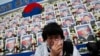26일 한국 국립대전현충원에서 열린 천안함 용사 4주기 추모식에서 희생자 유가족이 눈물을 흘리고 있다.