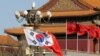 北京为迎接韩国总统文在寅访华在天安门前悬挂两国国旗。（2017年12月15日）