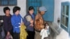북한 주민들이 세계식량계획(WFP)가 지원하는 식량을 배급받고 있다. (자료사진)