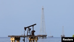 En la imagen una vista de las instalaciones petroleras en el lago de Maracaíbo, en Cabimas, Venezuela, fechada el 29 de enero de 2019.