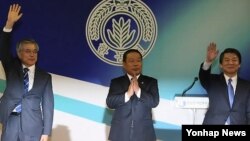 19일 대선후보 초청 농정대토론회에서 농업 공약 이행을 약속하는 의미로 손을 흔드는 민주통합당 문재인 한국 대선 후보(왼쪽)와 무소속 안철수 후보(오른쪽).