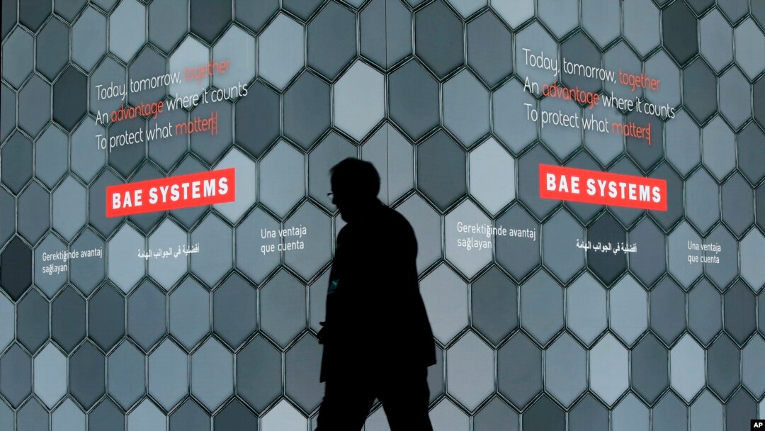 영국에서 열린 에어쇼 행사장의 BAE 시스템스 로고 앞으로 사람이 지나가고 있다. (자료사진)
