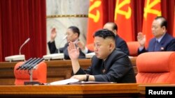31일 노동당 중앙위원회 전원회의에서 북한 김정은 국방위원회 제1위원장(앞줄).