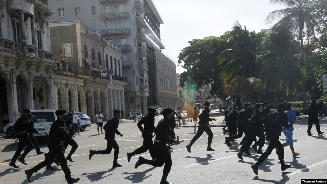 Fuerzas especiales de la policía se despliegan en La Habana, el 11 de julio de 2021, frente a los manifestantes que piden libertad y mejoras económicas en Cuba.