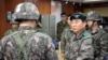 지난 9일 한국군 박성규 제1야전군 사령관(오른쪽)이 동해안 부대를 방문했다. (자료사진)