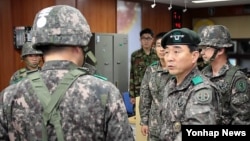 지난 9일 한국군 박성규 제1야전군 사령관(오른쪽)이 동해안 부대를 방문했다. (자료사진)