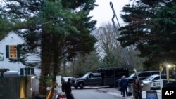ARCHIVO - El camino de acceso a la casa del presidente Joe Biden en Wilmington, Delaware, se ve desde la camioneta de los medios el 13 de enero de 2023.