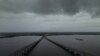 Una vista de un dron muestra nubes de tormenta sobre el río Caloosahatchee mientras el huracán Milton se acerca a Fort Myers, Florida, EEUU, el 8 de octubre de 2024. 