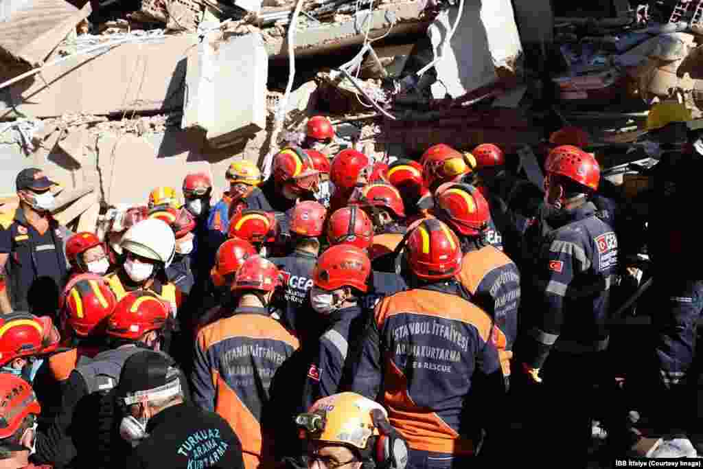 İstanbul Büyükşehir Belediyesi İtfaiye ekipleri, İzmir'deki depremde enkaz altında kalan anne Seher Perinçek ve 3 çocuğunu sağ olarak kurtardı.