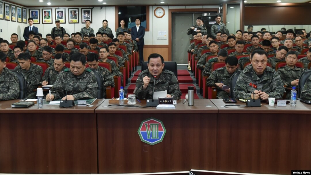 천안함 피격사건 6주기를 하루 앞둔 25일, 이순진 한국 합참의장(가운데)이 동부전선과 해역을 담당하는 육군 8군단 및 해군 1함대사령부를 방문해 우리군의 군사대비태세를 점검하고 있다.