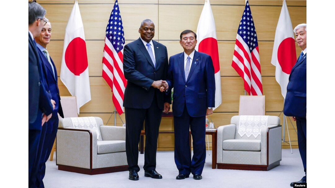 로이드 오스틴 미국 국방장관이 2024년 12월 10일 일본 도쿄 총리 관저에서 이시바 시게루 일본 총리와 양자 회담을 시작하며 악수하고 있다.