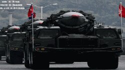 평양의 열병식장에 등장한 북한의 미사일 (자료사진)