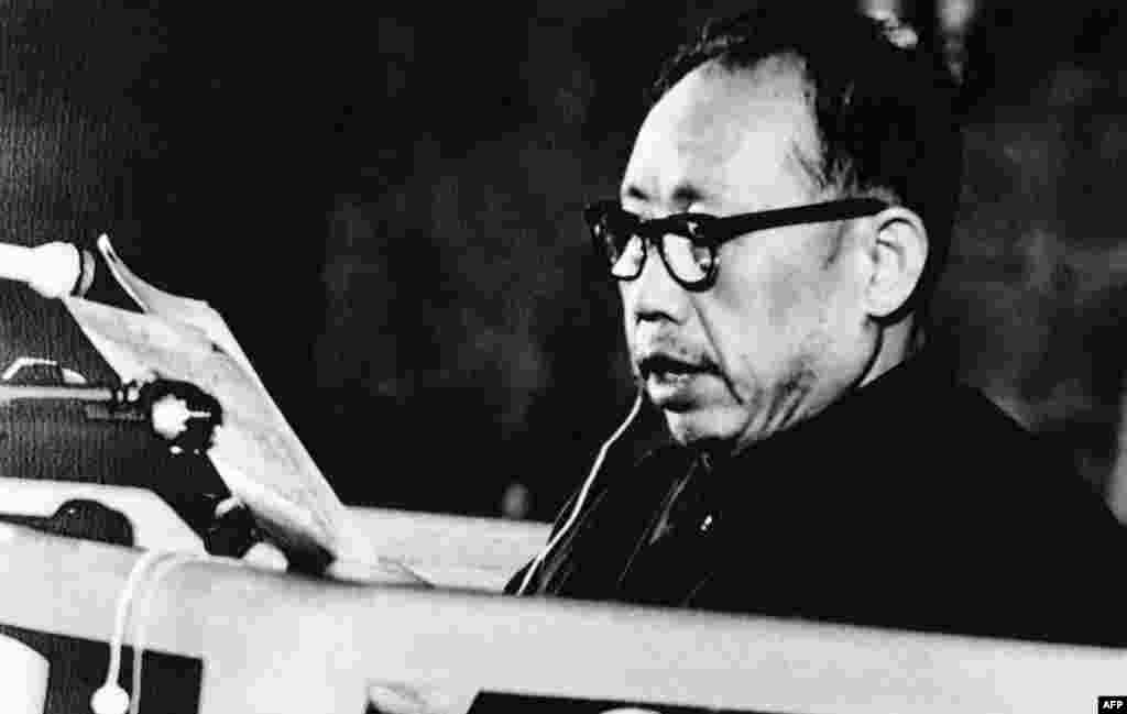1980年12月22日,中国前海军政委李作鹏在北京特别法庭为自己辩护。