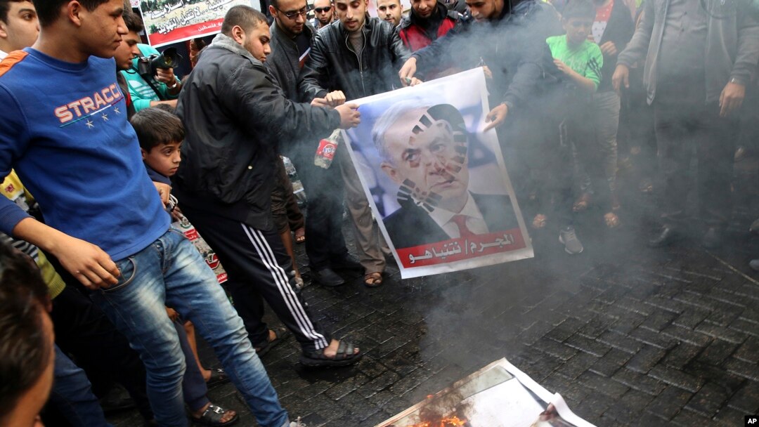 Feligreses musulmanes desde Jordania hasta Indonesia salieron a las calles después de las oraciones del viernes en protesta contra el reconocimiento de Jerusalén como capital de Israel por el presidente estadounidense Donald Trump.