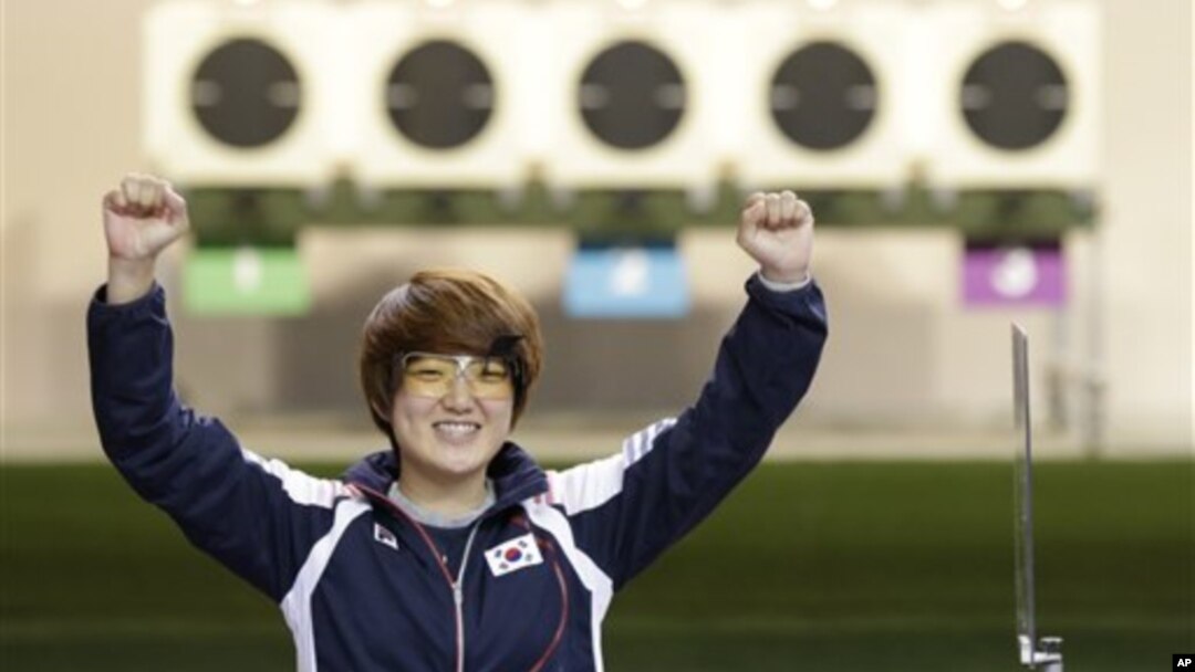 1일 런던 올림픽 여자 사격 25m 공기권총에서 우승이 확정된 후 환호하는 한국의 김장미 선수.