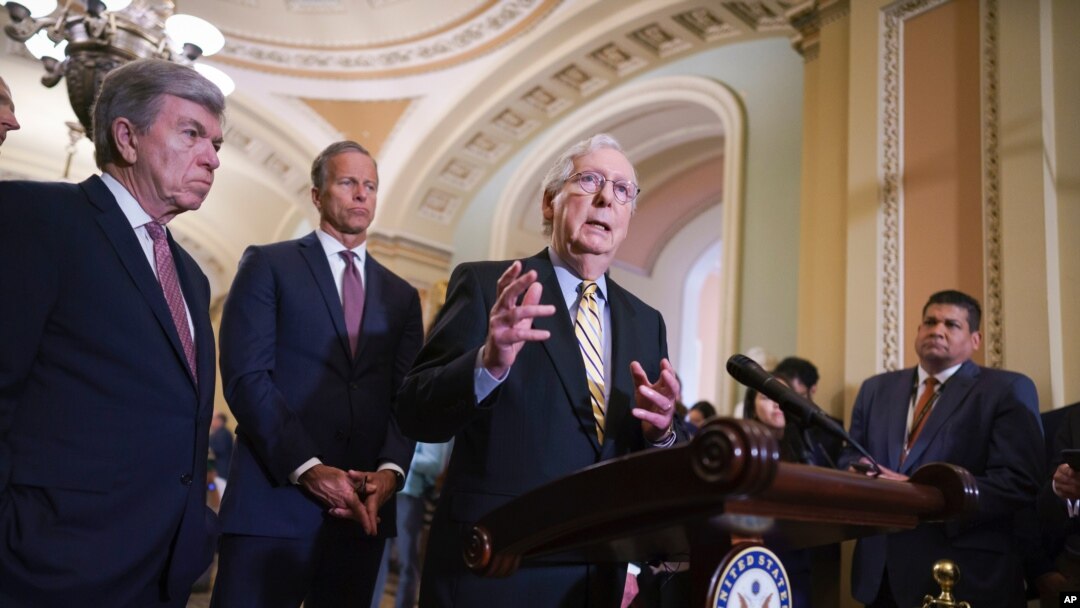 El líder de la minoría del Senado, Mitch McConnell, responde a los reporteros en el Capitolio el martes 22 de junio después de bloquear un proyecto de ley que buscaba reformar el sistema electoral y derecho al voto en EE. UU.