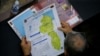 Un miembro de la Asamblea Nacional sostiene un mapa que muestra la disputada región del Esequibo como parte de Venezuela, en medio de las tensiones con Guyana; en Caracas, Venezuela, el 6 de diciembre de 2023.