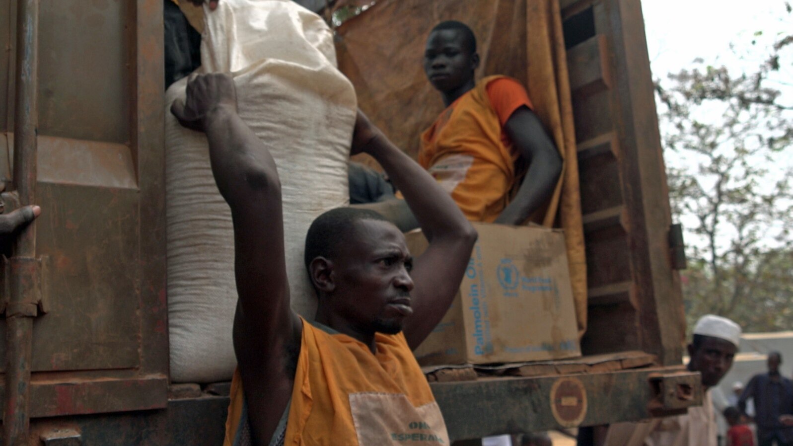 Humanitarian workers distribute food at an internally displaced persons camp in Bambari, Central African Republic, Jan. 2017.
