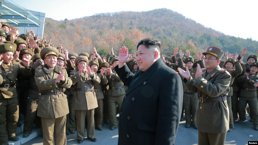 지난 3월 북한 김정은 국무위원장이 조선인민군 전략군 화성포병부대들의 탄도로케트발사훈련을 현지에서 지도했다고, 조선중앙통신이 보도했다. 사진은 김정은 국무위원장(가운데)이 화성포병부대 부대원들을 격려하는 모습. 