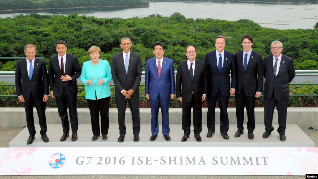 26일 일본 해안도시 이세시마에서 개막한 세계 주요 7개국 G7 정상회의에 참석한 정상들이 기념사진 촬영을 하고 있다.