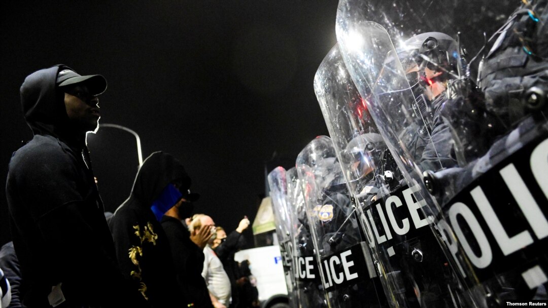 Policías y manifestantes se enfrentan en Filadelfia se enfrentan tras la muerte de Walter Wallacem un hombre afroestadounidense muerto a tiros por la policía.