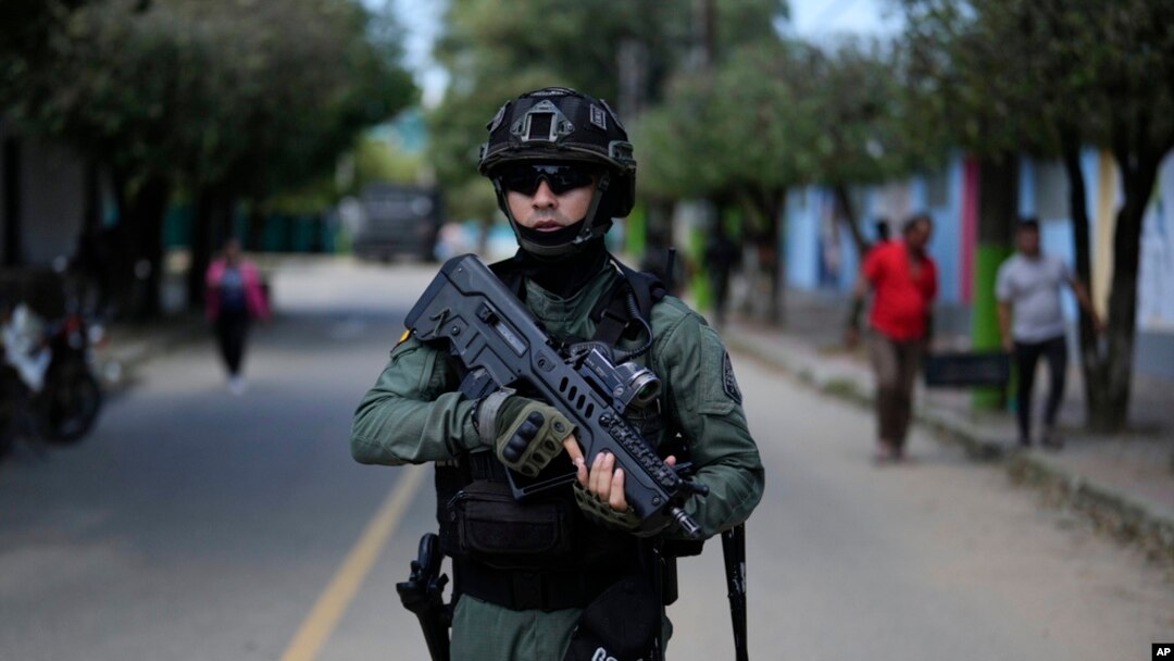 ARCHIVO - La policía patrulla en Tibú, en la región del Catatumbo, en el noreste de Colombia, el lunes 20 de enero de 2025.