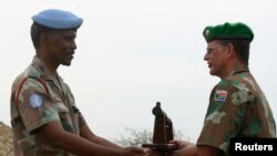 O Major-General Derrick Mgwebi (à esquerda), Comandante da Força da Operação da ONU no Burundi (ONUB), entrega a missão de manutenção da paz ao Coronel Hein Visser da União Africana numa cerimónia em Bujumbura, capital do Burundi, a 28 de dezembro de 2006 (arquivo)