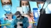 18일 미 남부 플로리다주 마이애미의 코로나 검사소에서 보건 관계자가 검사 준비를 하고 있다.