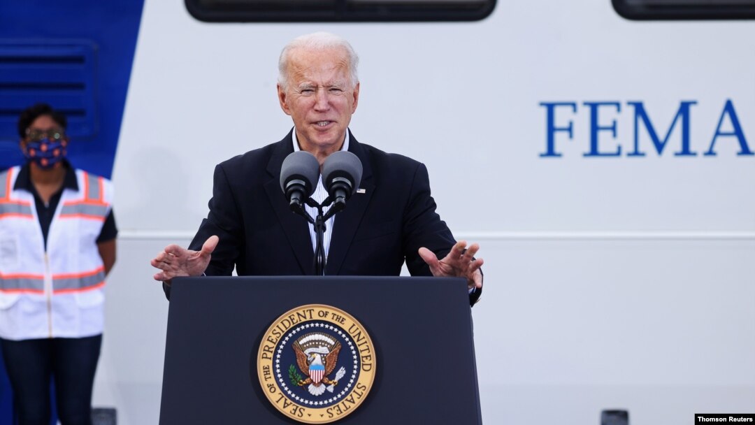 El presidente Joe Biden habla aa un grupo de periodistas y voluntarios en un centro de vacunación en Houston, Texas, el 26 de febrero de 2021.
