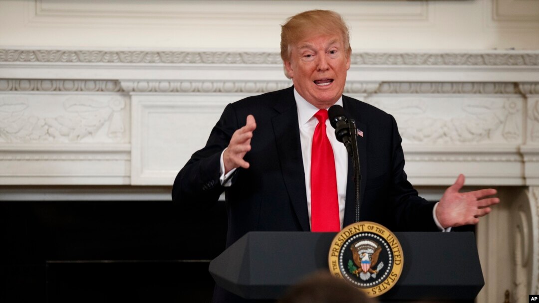 El presidente Donald Trump habla durante una reunión con la Asociación Nacional de Gobernadores de EE.UU. en la Casa Blanca, el lunes, 26 de febrero de 2018.