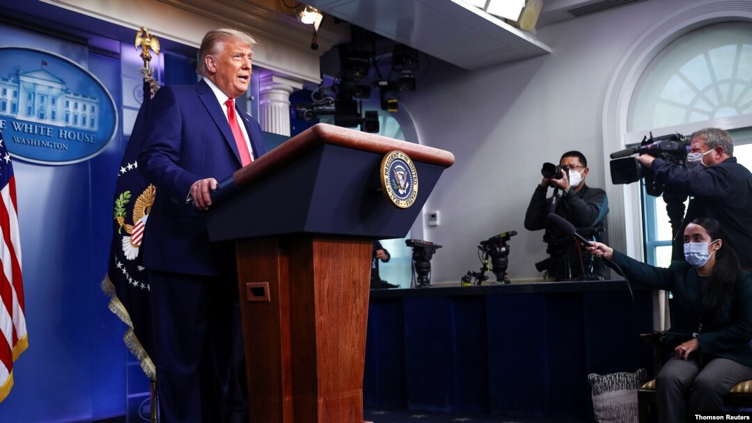 El presidente Donald Trump se dirige a las cámaras durante una breve comparecencia ante los medios en la Casa Blanca, el 24 de noviembre de 2020.