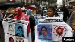 Padres de los estudiantes dijeron que el nuevo informe muestra que el gobierno los ha engañado y exigieron que se investigue a los funcionarios involucrados en la investigación inicial sobre el basurero.