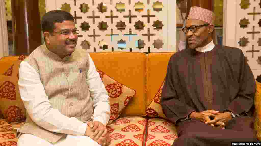 Shugaba Muhammadu Buhari Tare Da Ministan Albarkatun Man Fetur Na Kasar India Mr Dharmendra A Indirha Ghandi Kasar India Wurin Taron Kasashen Afirka Da Ake Gudanarwa A Yanzu.