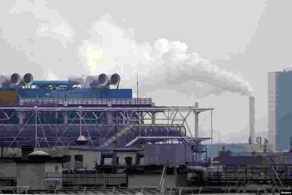 A general view shows the Centre Pompidou modern art museum and water vapour from a smokestack in Paris, March 17, 2014.