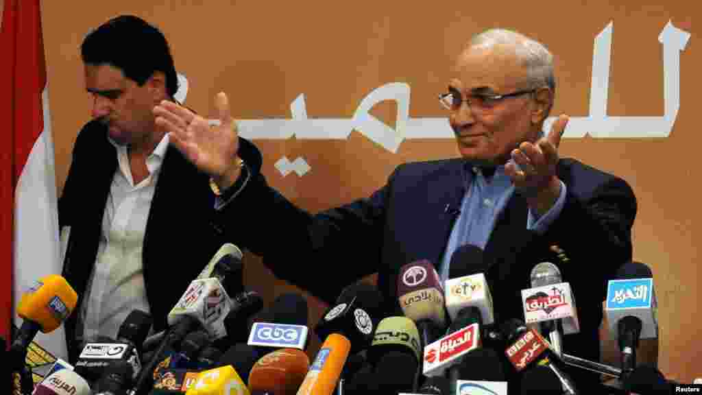 Ahmed Shafiq addresses a news conference in Cairo, June 21, 2012. Shafiq said on Friday he was confident of victory in last weekend's presidential election.
