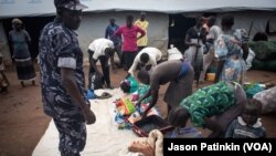 Umusirikare wa Uganda asaka impunzi z'Abanyekongo zinjiye muri Uganda ngo arebe ko nta ntwaro zinjiranye