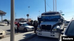FOTO DE ARCHIVO: Las autoridades inspeccionan un autobús que transportaba a los migrantes secuestrados en el estado mexicano de Tamaulipas, en el municipio de Río Bravo, México, el 3 de enero de 2024. Presidencia de México/vía REUTERS
