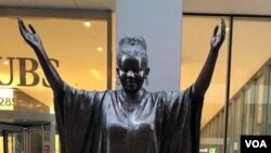 Tererai Trent is one of 10 “Statues For Equality” created by sculptors Gillie and Marc Schattner. (VOA/ Marvelous Nyahuye)