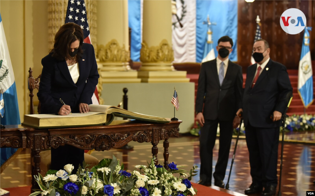 Harris desea asegurar compromisos para una mayor cooperaci&#243;n en seguridad fronteriza e inversi&#243;n econ&#243;mica, pero la corrupci&#243;n en la regi&#243;n es uno de sus principales retos. Foto: Presidencia de Guatemala 
