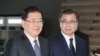 韩国国家安全室室长郑义溶（左）和国家情报院院长徐薰抵达仁川机场，准备启程前往华盛顿，向美方通报韩国代表团与朝鲜金正恩会谈的情况。（2018年3月8日）