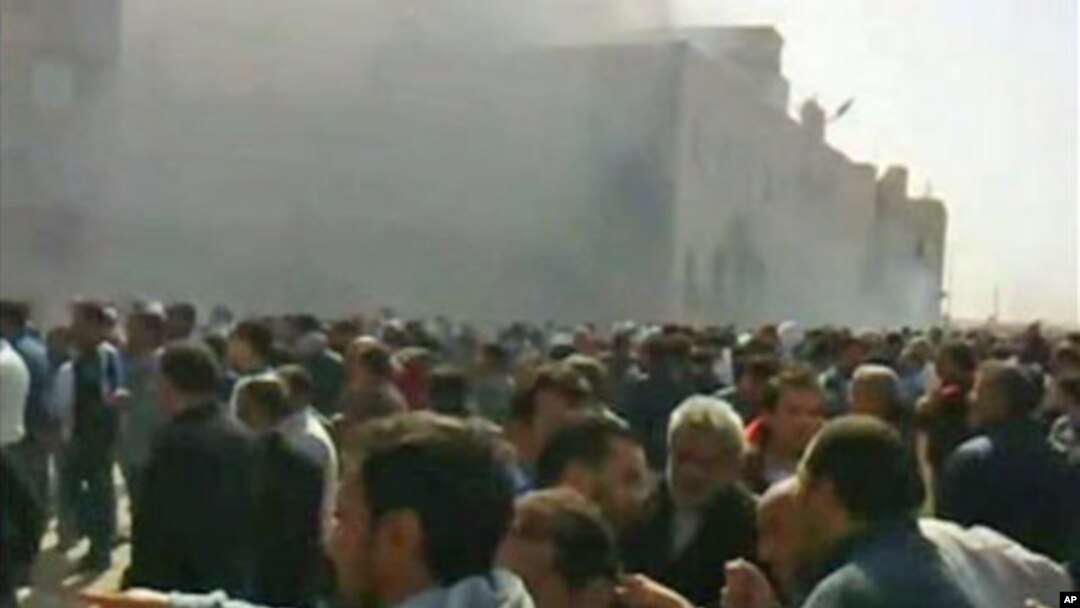 Dandazon masu zanga zanga yayinda hayaki ya turnuke wani gini da aka ce shelkwatar harkokin tsaron cikin gida ne a birnin Benghazi