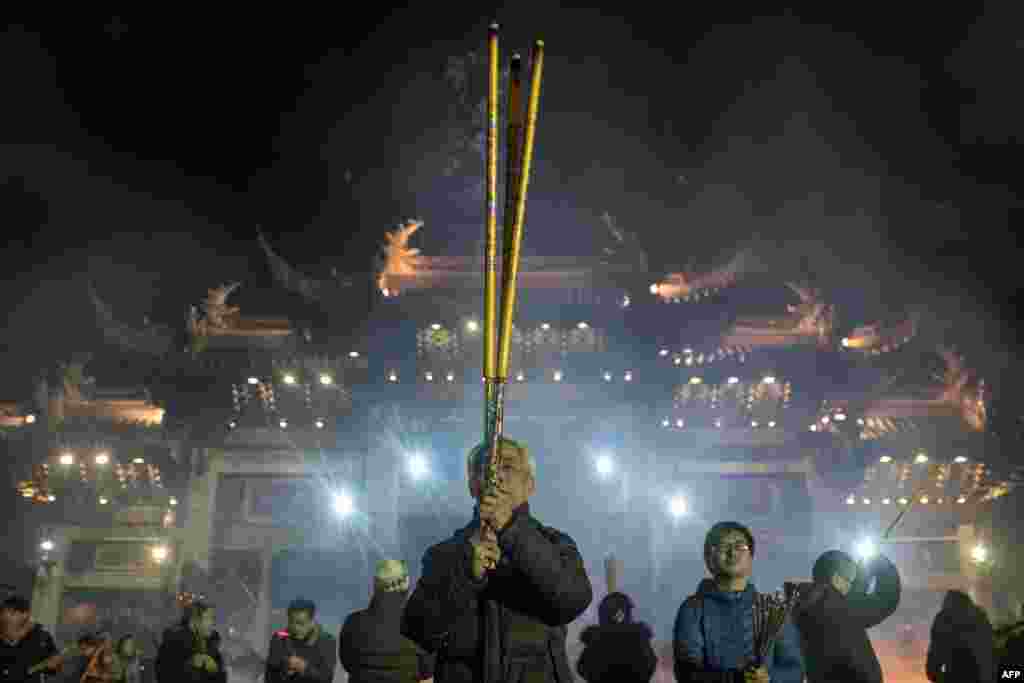 上海龙华寺内民众烧香祈福，祈祷农历狗年平安顺意。照片拍摄于2018年2月15日。