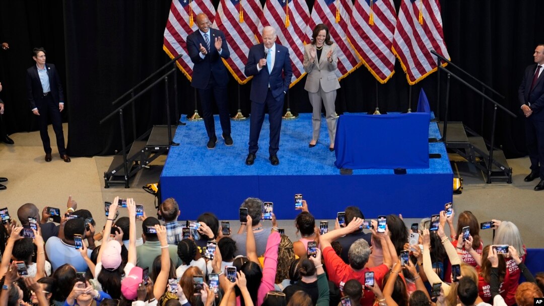 El presidente Joe Biden (centro) habla junto a la candidata presidencial demócrata a la vicepresidenta, Kamala Harris en un evento por los esfuerzos para reducir los costos de algunos medicamentos recetados, en Maryland, el jueves 15 de agosto de 2024. 