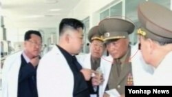 북한 인민무력부장에 장정남이 임명된데 이어 인민무력부 제1부부장도 전창복으로 교체된 것으로 확인됐다. 북한 조선중앙TV는 17일 김정은 국방위원회 제1위원장이 군대의 식료품가공공장인 '2월20일공장'을 현지지도했다고 전하면서 "조선인민군 총정치국장 최룡해, 인민무력부 제1부부장 전창복(붉은 원)이 동행했다" 고 소개했다.